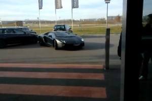 VIDEO: Un Lamborghini Aventador aproape loveste un Audi