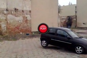 VIDEO: Cum sa dam jos un zid cu un Opel Corsa