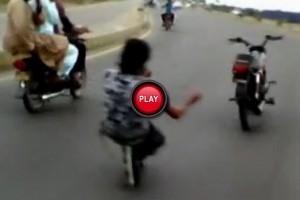 VIDEO: In Pakistan motocicleta te conduce pe tine