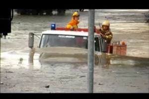 VIDEO: Masina de pompieri la apa!