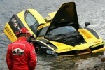 VIDEO: Cu Ferrari Enzo in lac
