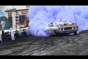 Ford Falcon XA Coupe invaluit in violet