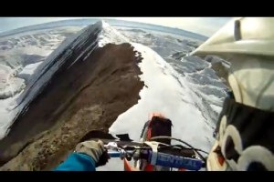 VIDEO: Cu motocicleta pe munte