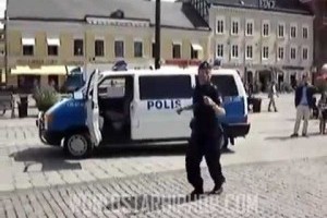 VIDEO: Cum danseaza un politist suedez
