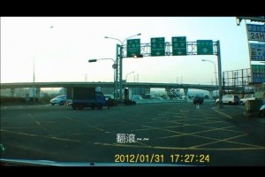 VIDEO: Un camion intra intr-un politist