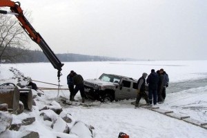 Doua Hummer H2 au cazut prin gheata, in Ungaria