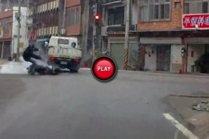 VIDEO: Cu scuterul in camion