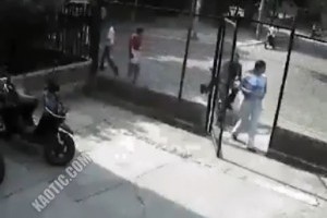 VIDEO: Cu scuterul direct in geam