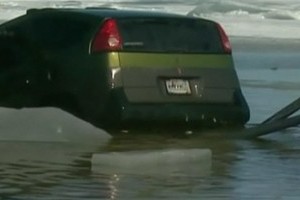 VIDEO: 36 de masini au cazut sub gheata