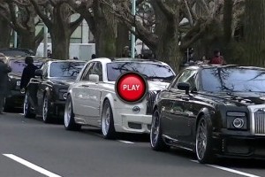 VIDEO: O strada plina cu modele Rolls Royce