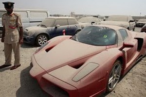 Masinile abandonate din Dubai sunt scoase la licitatie