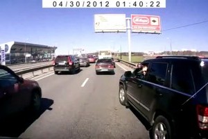 Pe autostrazile din Rusia se semnalizeaza cu pistolul