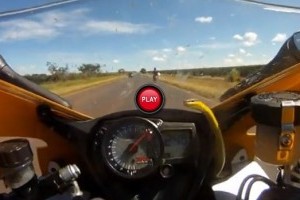 VIDEO: Cu sarpele pe motocicleta la 255 km/h