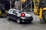 VIDEO: Cum se distrugeti un Skoda Superb nou cu un buldoexcavator