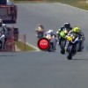 Un motociclist a inceput sa sarbatoreasca victoria cu un tur inainte de final