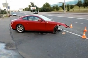 Intre timp in Rusia: Un Ferrari 612 Scaglietti distrus