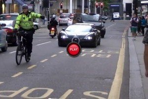 VIDEO: Un Bugatti Veyron a fost tras pe dreapta de un politist pe bicicleta