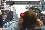 Un asiatic mimeaza un accident nestiind ca a fost filmat