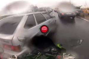 VIDEO: Slalom printre masini cu motocicleta