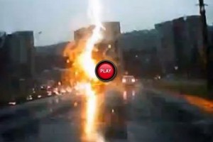 Intre timp in Rusia - O masina a fost lovita de fulger