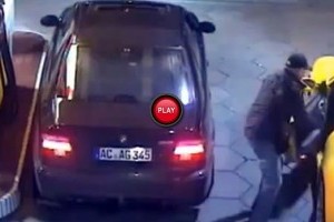 Pasagerul unui BMW M5 fura un Porsche 911 din fata unei benzinarii