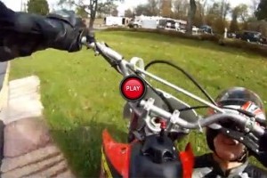 VIDEO: Iata cum casca poate salva viata motociclistilor