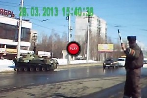 Intre timp in Rusia - Atentie, trece tancul !