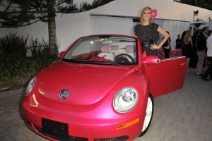 VW Beetle roz, promovat de Heidi Klum