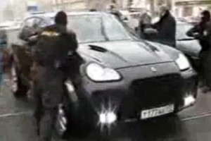 VIDEO: Trupele rusesti ataca un Porsche Cayenne