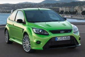 VIDEO: Ford Focus RS vs omul zburator