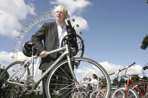 VIDEO: Primarul Londrei, aproape sa-si piarda viata pe bicicleta