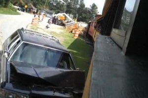 VIDEO: Accident stupid: o masina intra intr-un tren