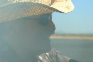 VIDEO: Un orb conduce un Ford Mustang