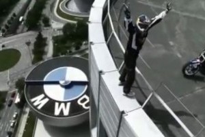 VIDEO: Chris Pfeiffer escaladeaza cu motocicleta BMW Tower