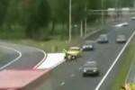 VIDEO: Un politist este calcat de o masina in timp ce dirija traficul