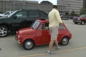 VIDEO: Un gigant conduce un Fiat 500 clasic