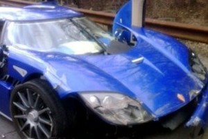 Un dealer Koenigsegg a lovit modelul din showroom