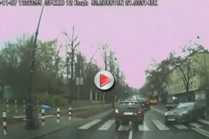 VIDEO: Aston Martin DB9 rupe un copac in doua!