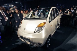 Marii constructori auto isi prezinta la salonul din India noile masini de mici dimensiuni