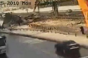 VIDEO: O basculanta distruge un pod de calatori in Turcia
