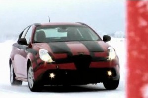 VIDEO: Alfa Romeo Giulietta in teste pe zapada