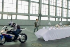VIDEO: BMW, scamatorie moto