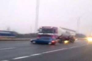 VIDEO: O masina este tarata pe autostrada de catre un tir