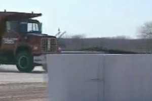 VIDEO: Cum sa opresti un camion de 30 tone